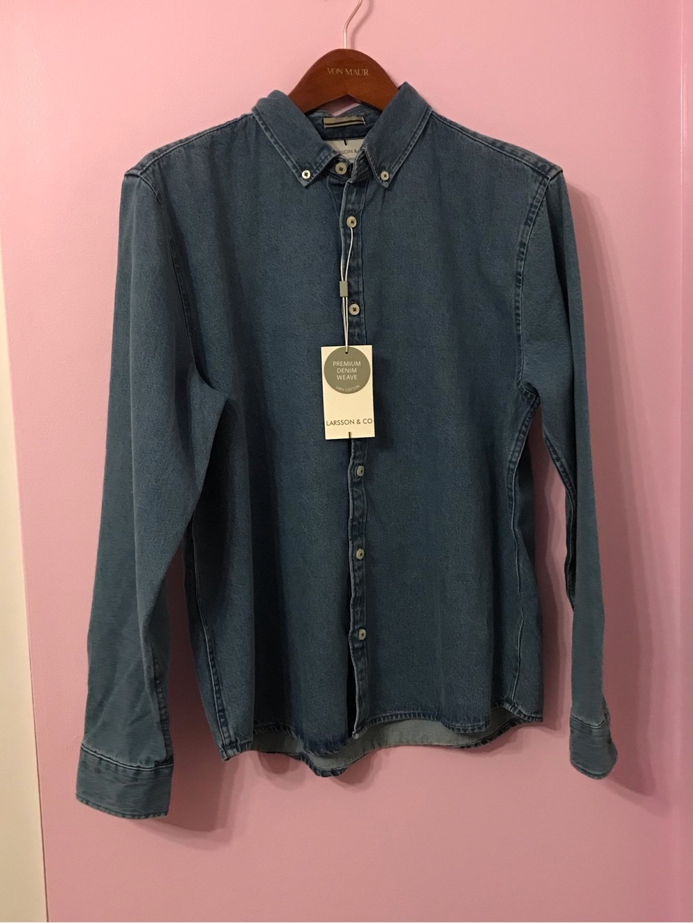 Larsson & Co Men’s Freddie Denim Button Down shirt size medium NWT 100% cotton